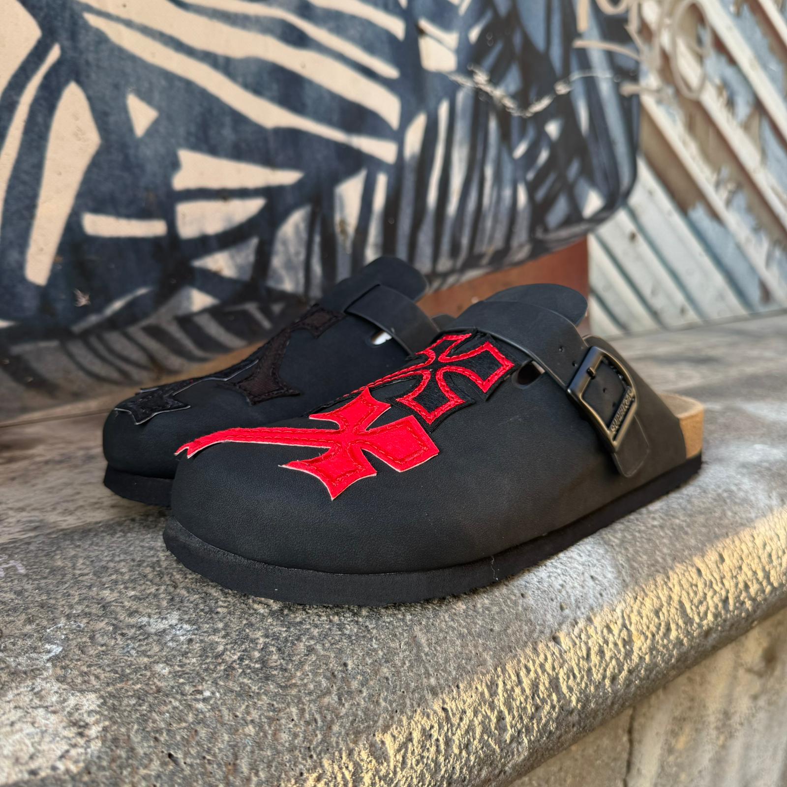 Snezed Cross Mule – Obsidian Red