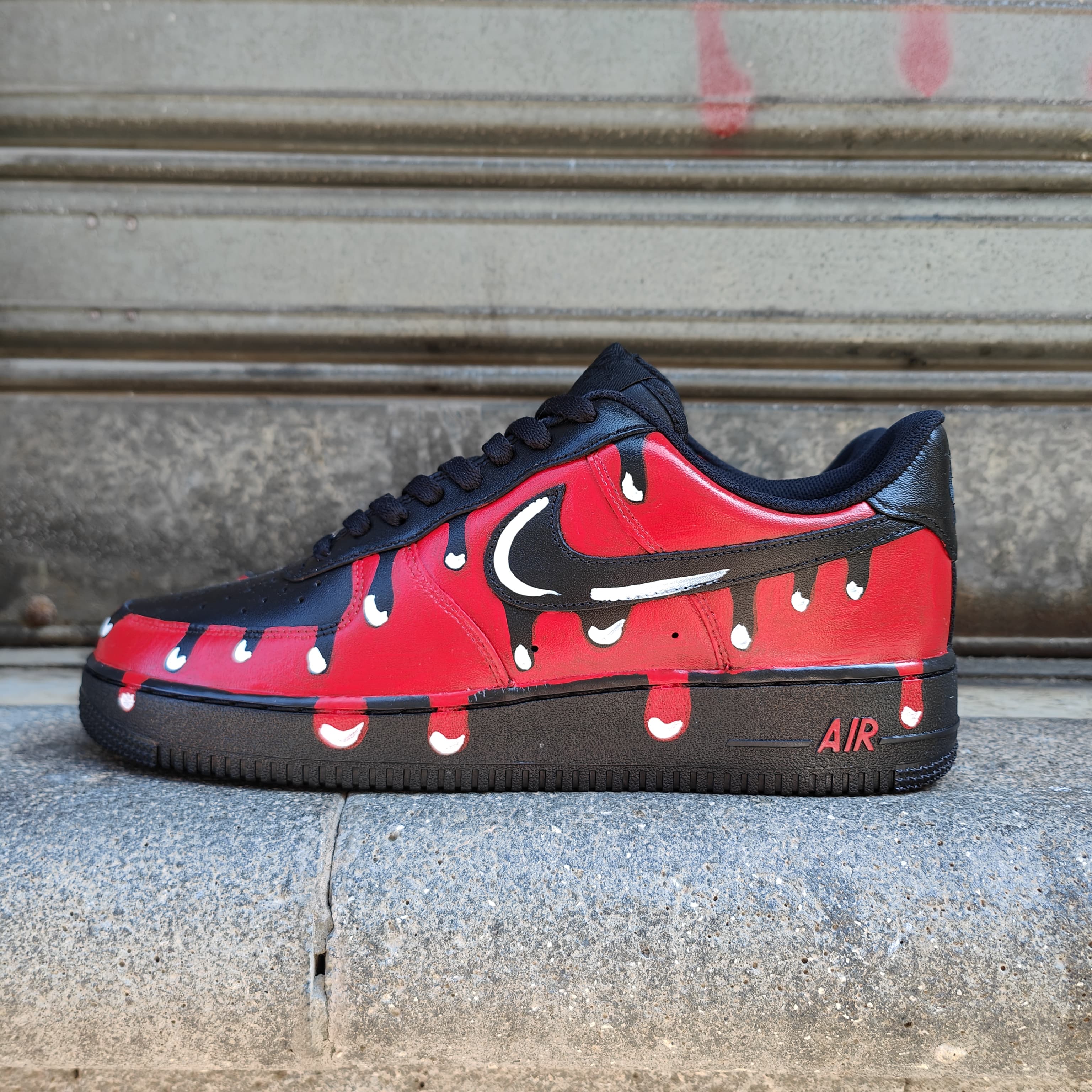 Snezed NIKE AIR FORCEROPE RED VENOM