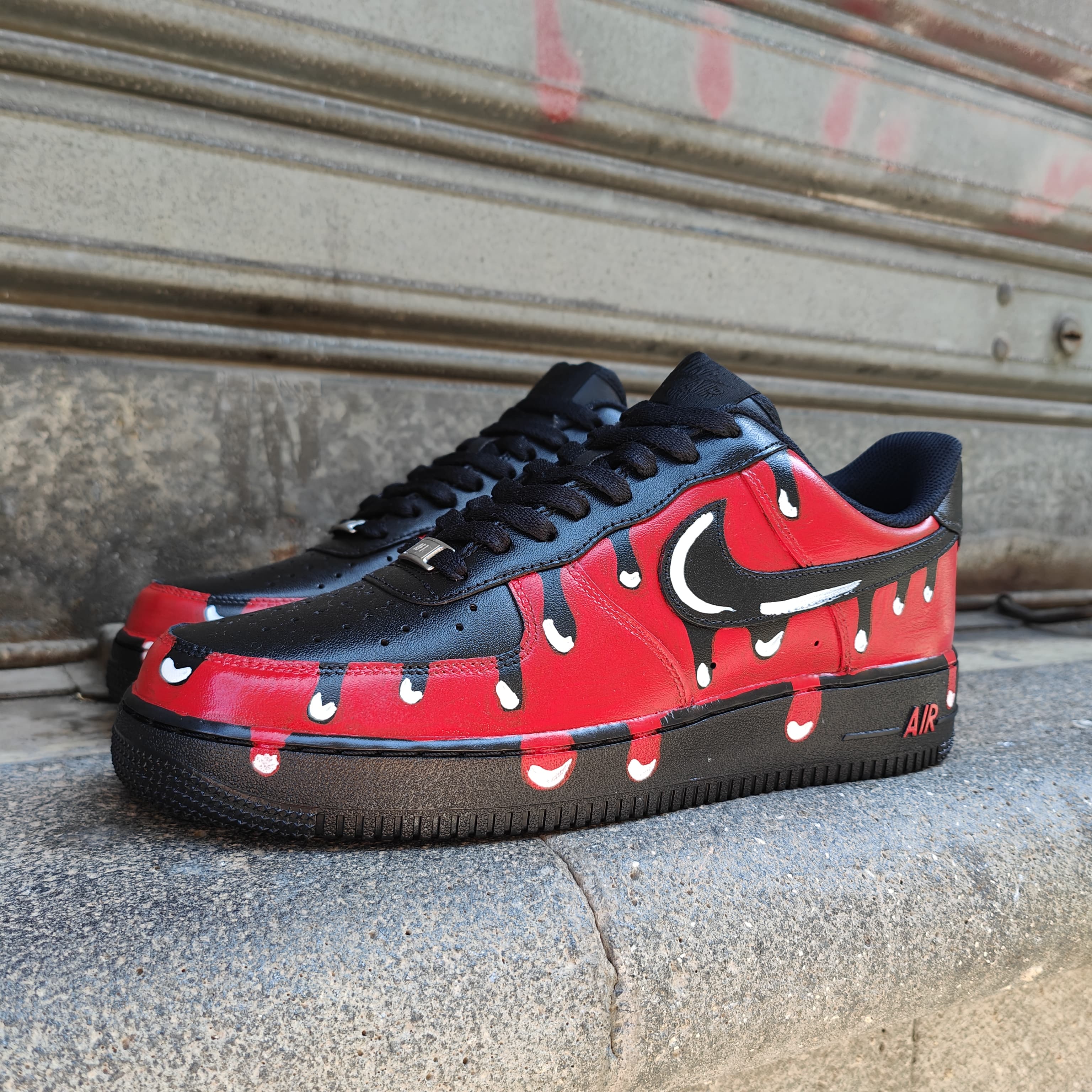 Snezed NIKE AIR FORCEROPE RED VENOM