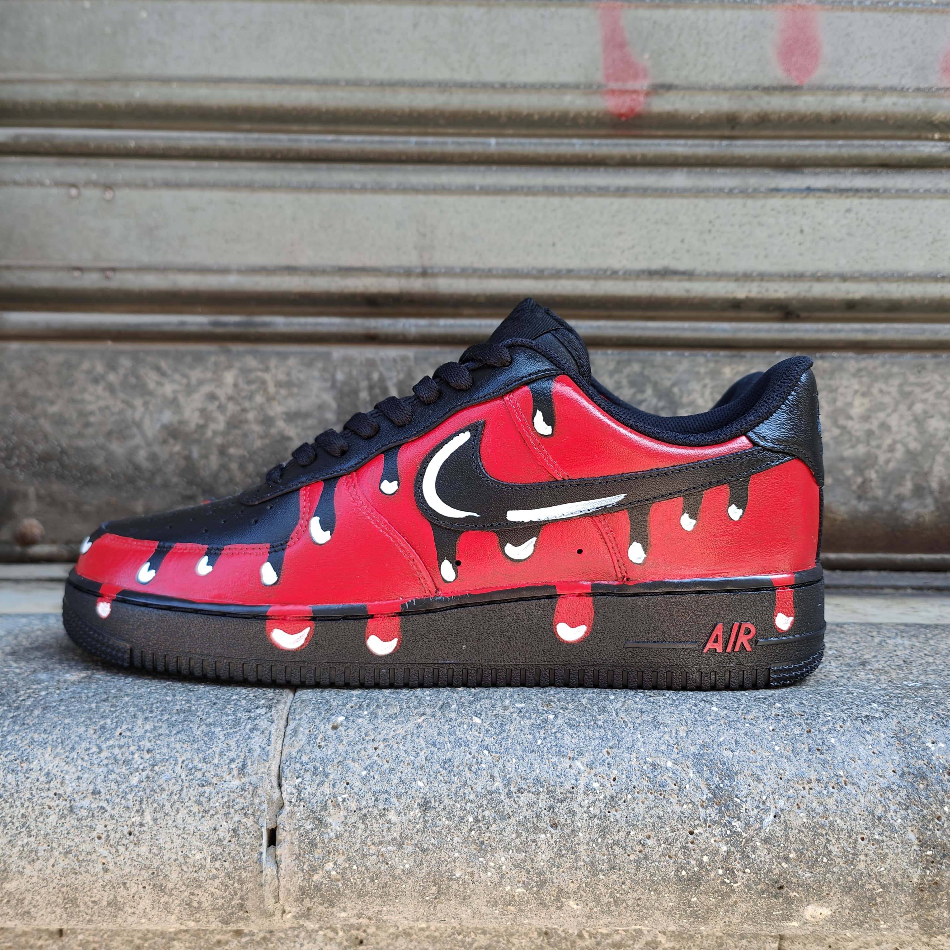 Snezed NIKE AIR FORCEROPE RED VENOM