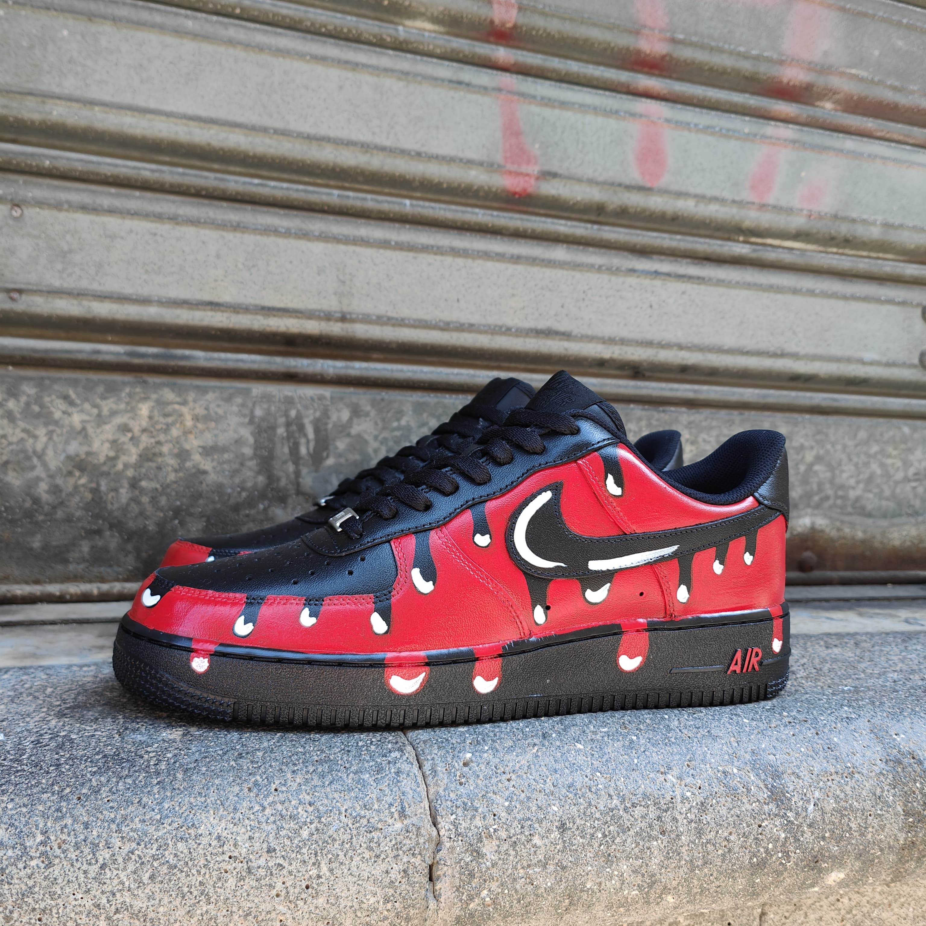 Snezed NIKE AIR FORCEROPE RED VENOM