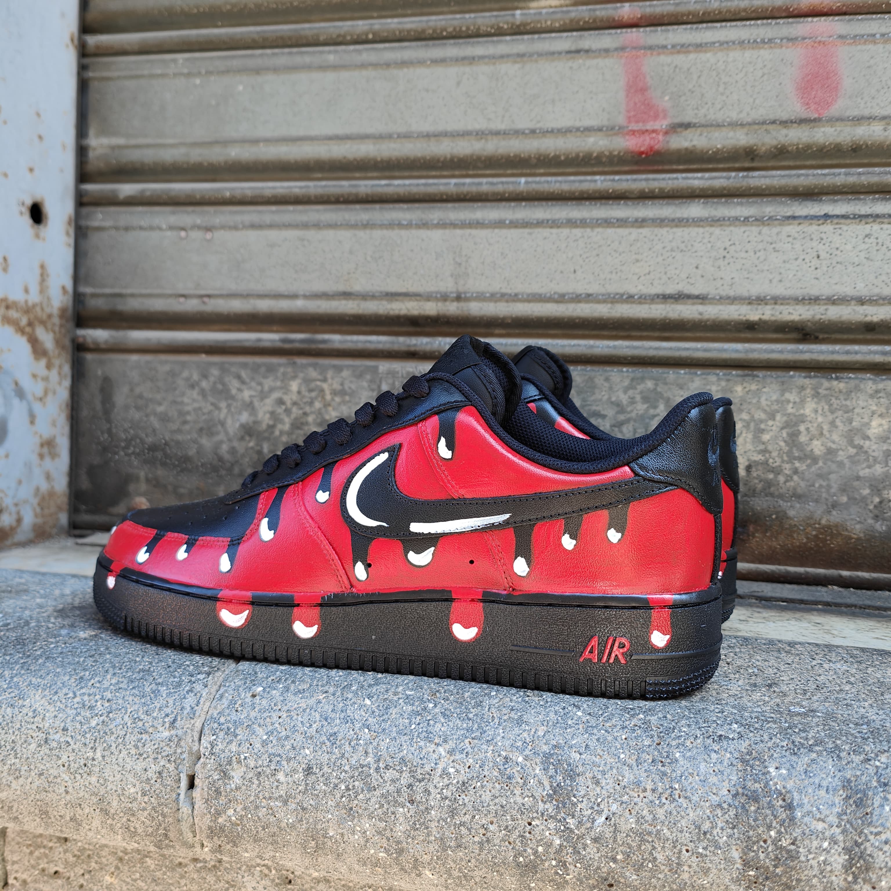 Snezed NIKE AIR FORCEROPE RED VENOM