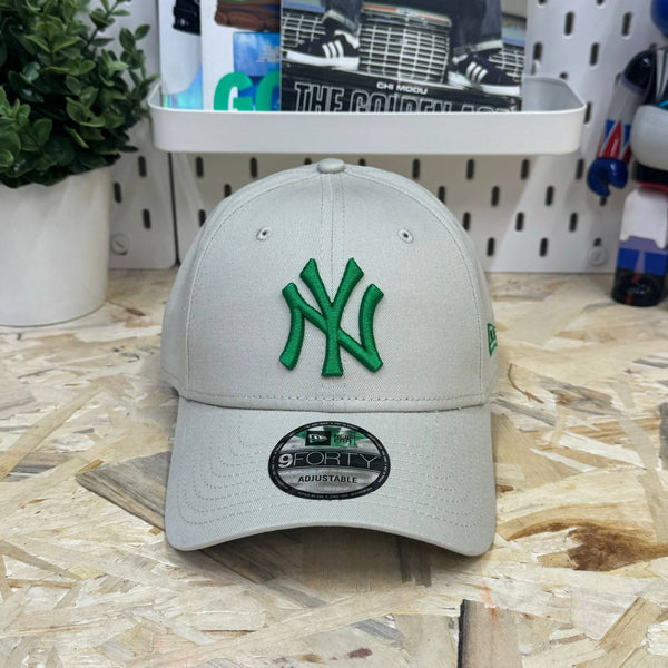 GORRA NEW ERA 9FORTY PIEDRA/VERDE