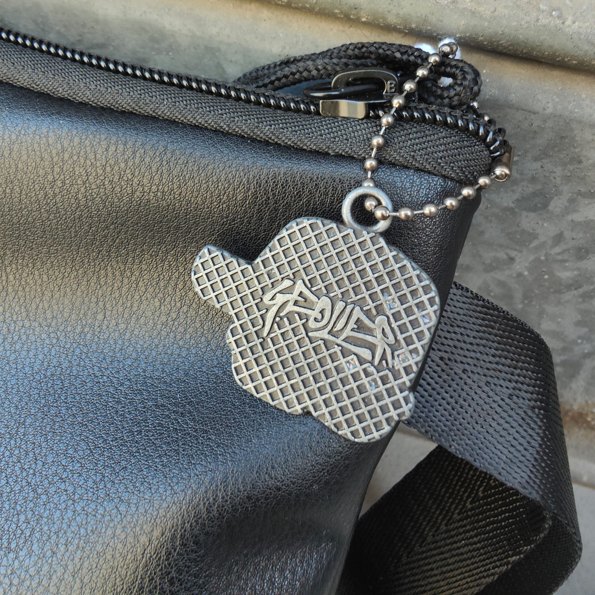 COLOURBOOK POCHETTE GEOLIER-PELLE NERA
